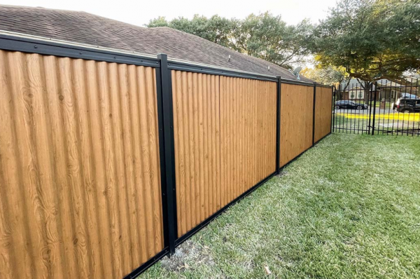 Pagar besi dengan panel kayu bergaya jaman dulu